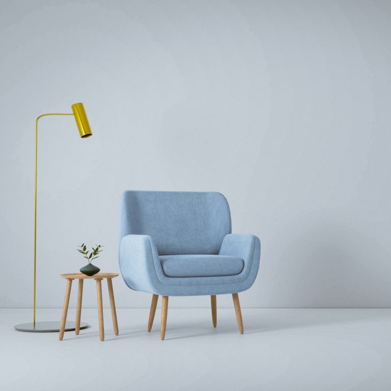 Blauer Sessel neben einer Lampe und einem kleinen Tisch mit einer Pflanze - online coaching